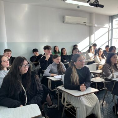 Contador público analizando información financiera en Argentina