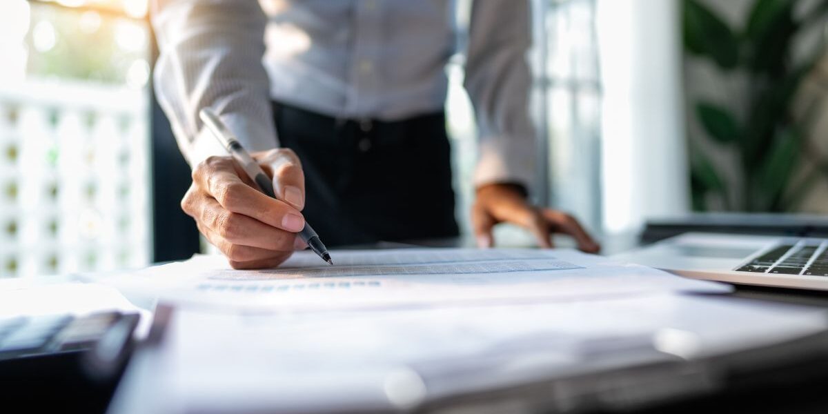 Administración vs Contador: diferencias y perfiles Administración vs Contador: comparación entre dos carreras de negocios, gestión y finanzas