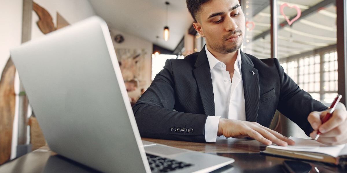 Duración de la carrera de Marketing ¿Cuánto dura la carrera de Marketing? Estudiantes cursando materias de marketing estratégico y negocios