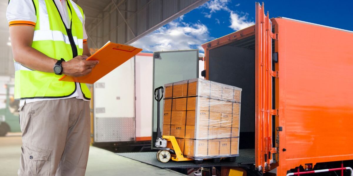 ¿Cuánto dura la carrera de Transportes y Logística? Estudiantes cursando materias vinculadas al transporte y la logística operativa.