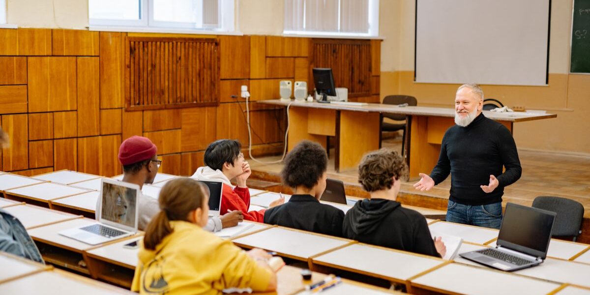 ¿Cuánto dura la carrera de abogacía? ¿Cuánto dura la carrera de abogacía? Estudiante de Derecho planificando su formación académica.