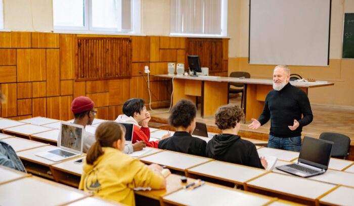 ¿Cuánto dura la carrera de abogacía? Estudiante de Derecho planificando su formación académica.