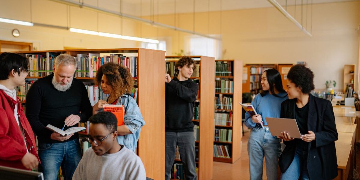 Duración de la carrera de Recursos Humanos ¿Cuánto dura la carrera de Recursos Humanos? Estudiante planificando su formación en gestión de personas y liderazgo