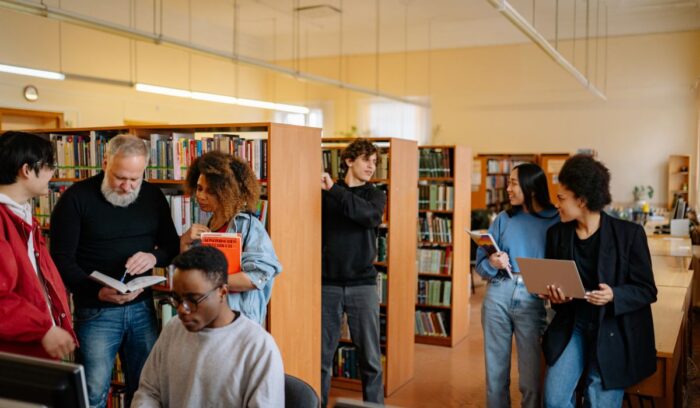 ¿Cuánto dura la carrera de Recursos Humanos? Estudiante planificando su formación en gestión de personas y liderazgo