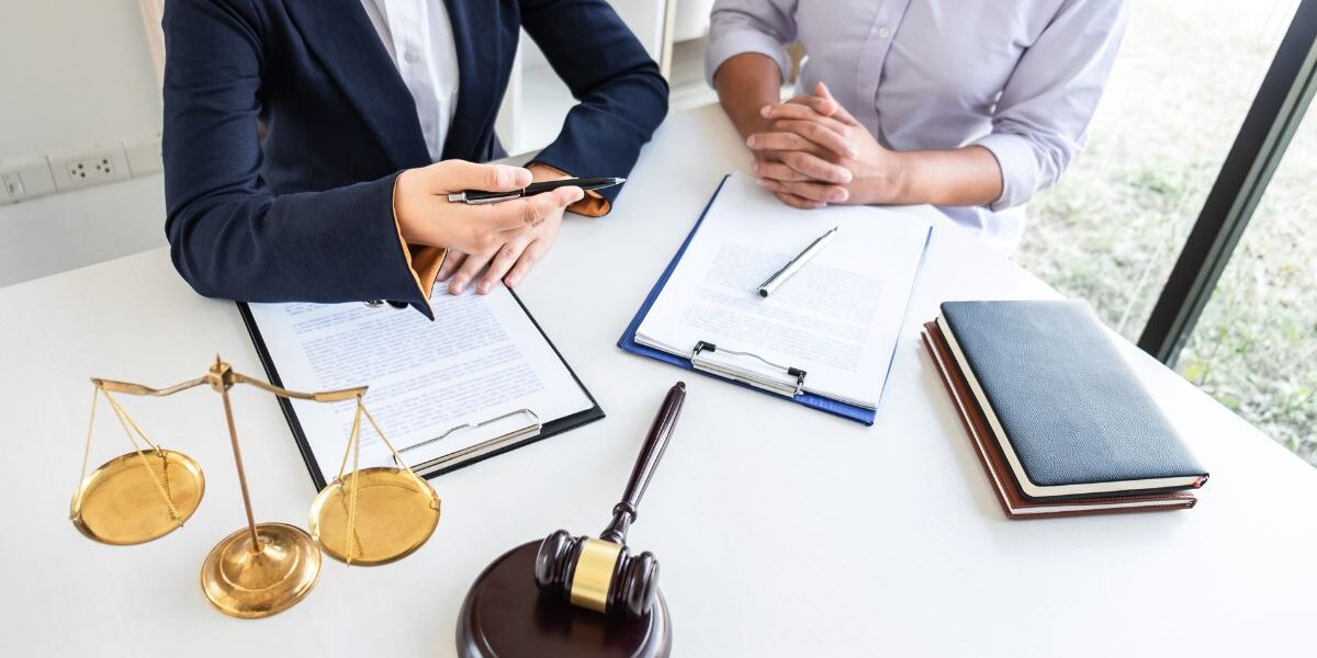 ¿De qué trabaja un abogado? ¿De qué trabaja un abogado? Profesional del derecho desarrollando tareas en distintas áreas jurídicas.