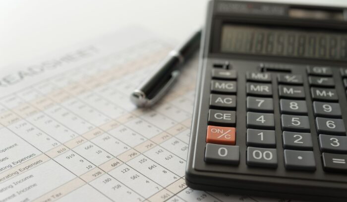 Profesional desempeñando tareas vinculadas a de qué trabaja un contador público en empresas y organizaciones.