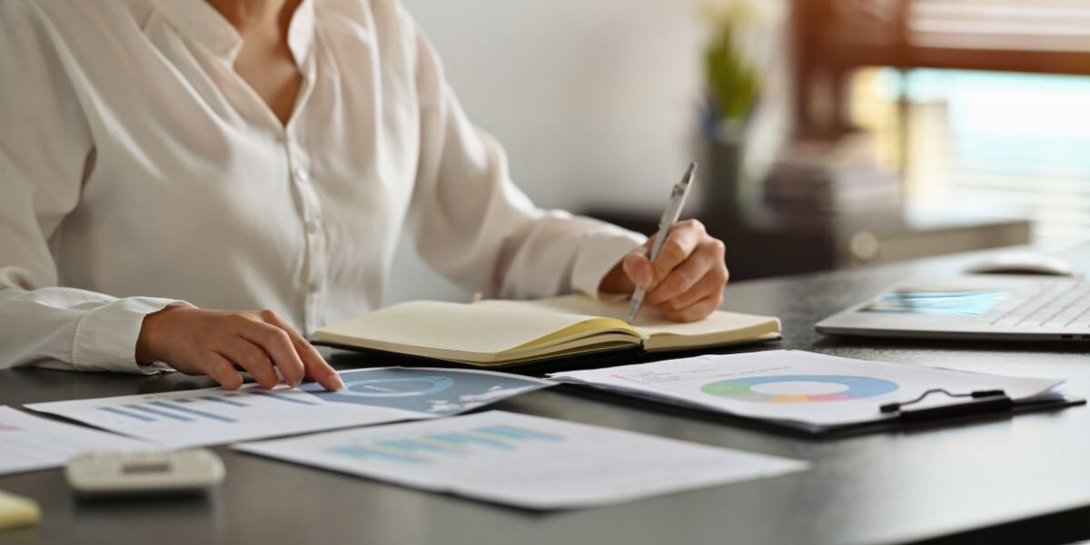 ¿De qué trabaja un economista? Economista analizando datos económicos, mercados financieros y escenarios para empresas y organismos.