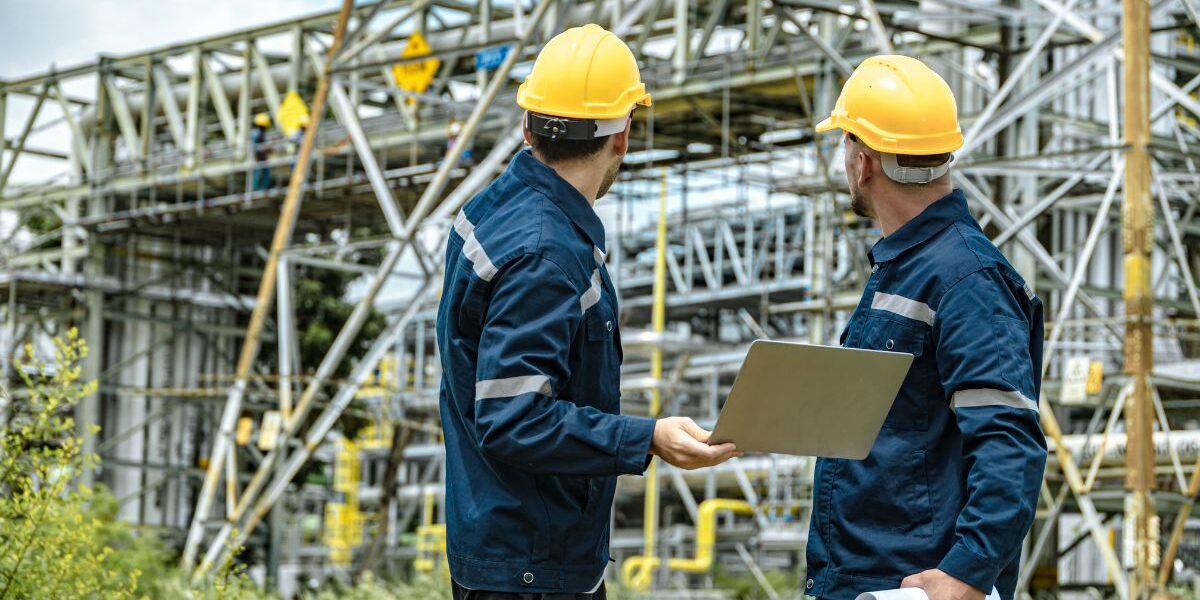 ¿De qué trabaja un ingeniero industrial? Ingeniero industrial desarrollando tareas de gestión, logística y optimización de procesos en una empresa.
