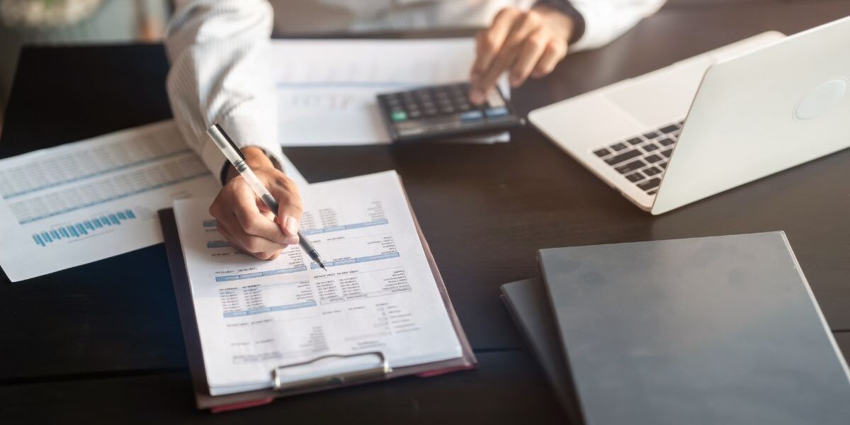 Salida laboral de un licenciado en Administración De qué trabaja un licenciado en Administración en áreas como finanzas, marketing, recursos humanos y gestión empresarial