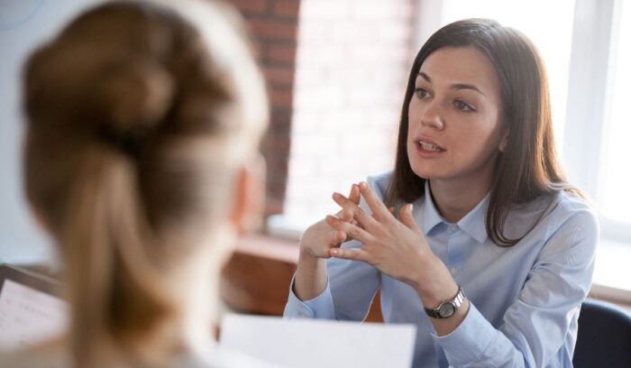 ¿De qué trabaja un licenciado en Recursos Humanos? Profesional gestionando selección, capacitación y desarrollo de personas