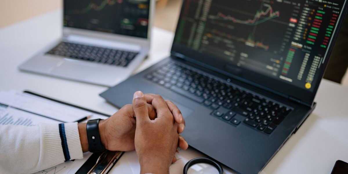 ¿De qué trabaja un profesional de Comercio Internacional? Profesional de Comercio Internacional gestionando operaciones de comercio exterior y negocios globales.