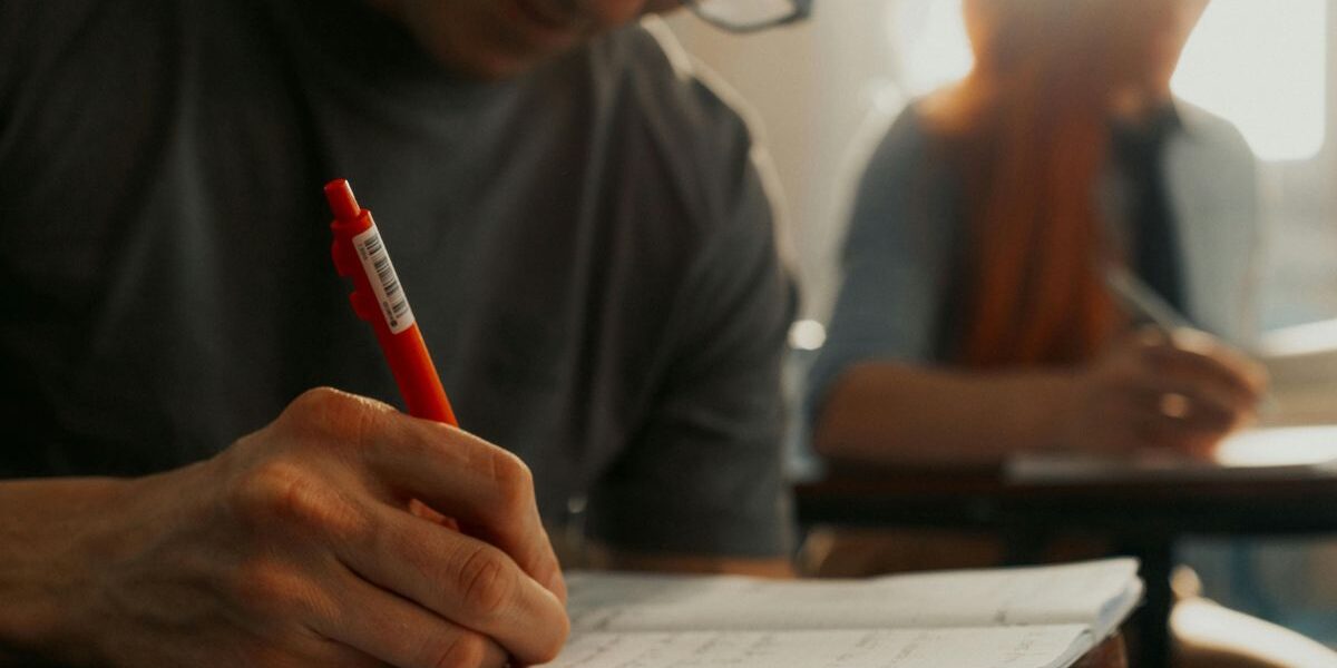 Dónde estudiar Contador Público en Buenos Aires Estudiantes universitarios analizando opciones sobre dónde estudiar contador público en Buenos Aires.