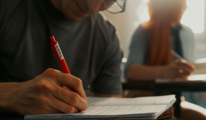 Estudiantes universitarios analizando opciones sobre dónde estudiar contador público en Buenos Aires.
