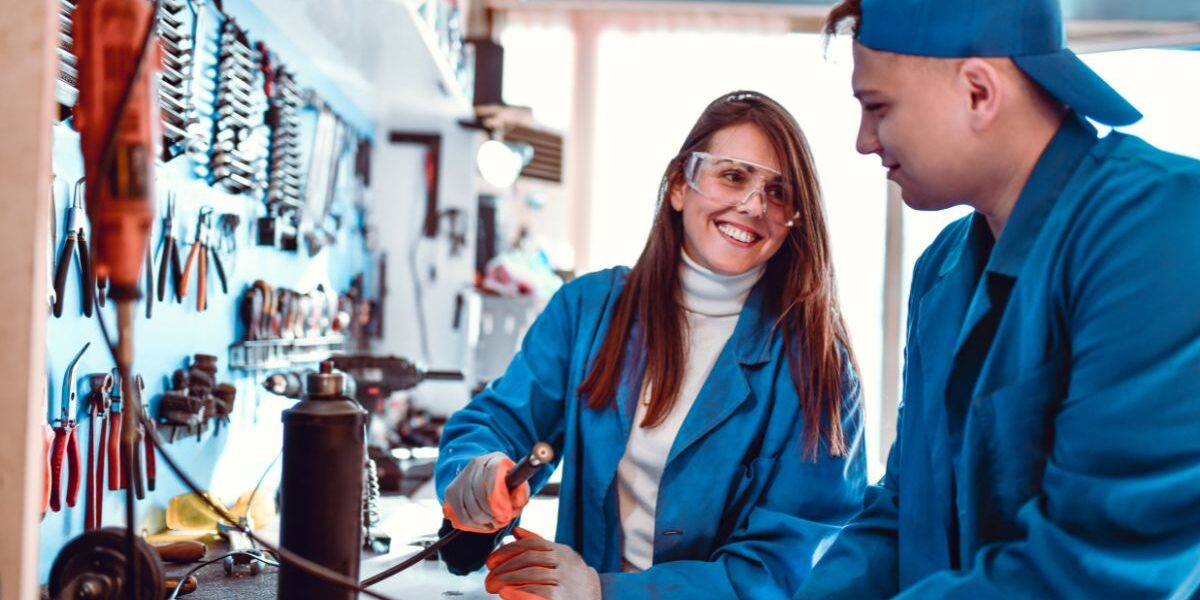 ¿Dónde estudiar Ingeniería Mecánica en Buenos Aires? ¿Dónde estudiar Ingeniería Mecánica en Buenos Aires? Estudiantes en un entorno de formación técnica e industrial