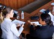 Comparación entre Economía y Administración, dos carreras con enfoques distintos en mercados y gestión empresarial.