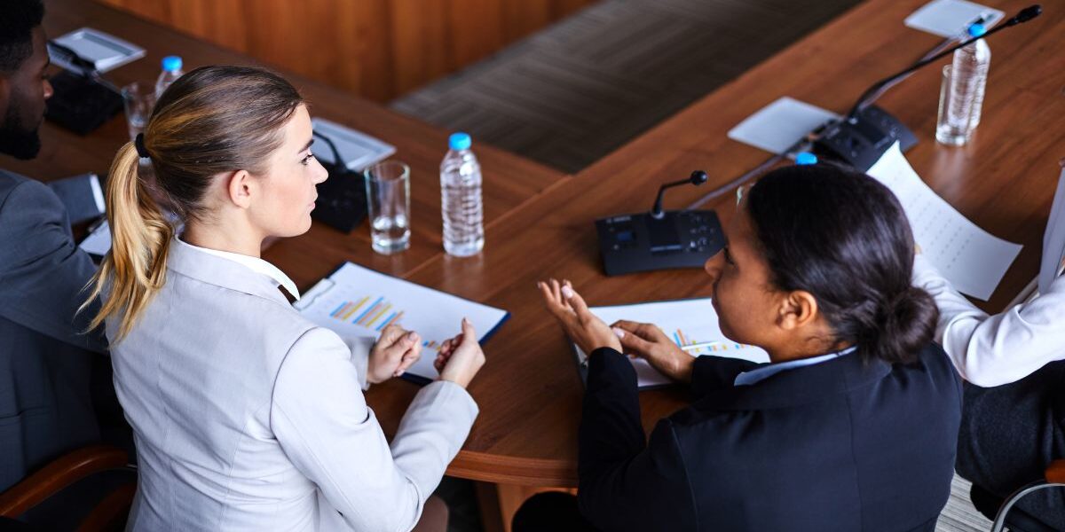 Economía vs Administración: diferencias entre carreras Comparación entre Economía y Administración, dos carreras con enfoques distintos en mercados y gestión empresarial.
