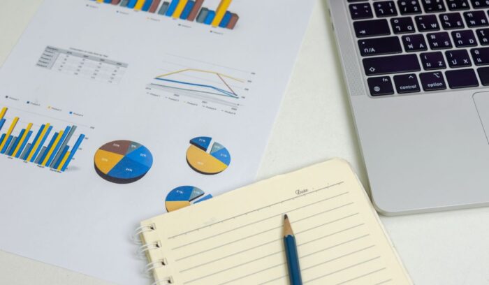 ¿Es una buena carrera estudiar Marketing hoy? Profesional trabajando en estrategias digitales y análisis de mercado