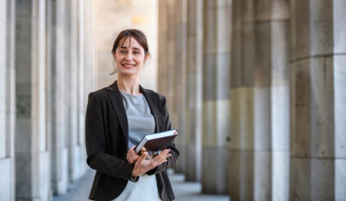 ¿Es difícil estudiar abogacía? Estudiante de Derecho analizando material de estudio y legislación.