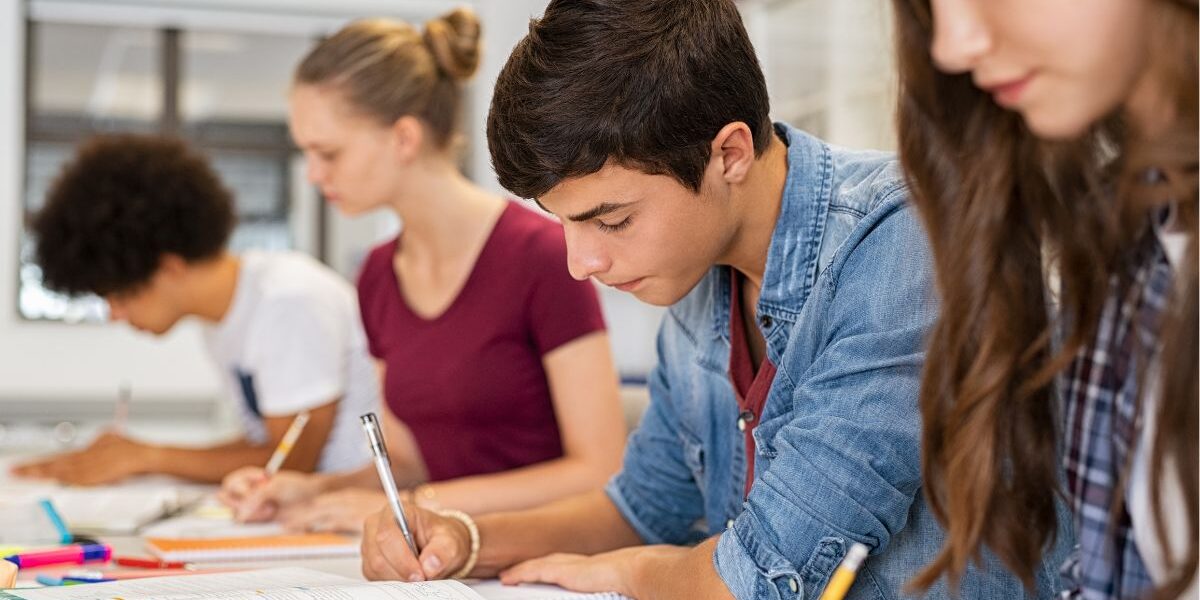 Estudiante de Comercio Internacional analizando temas de economía, logística y comercio exterior.