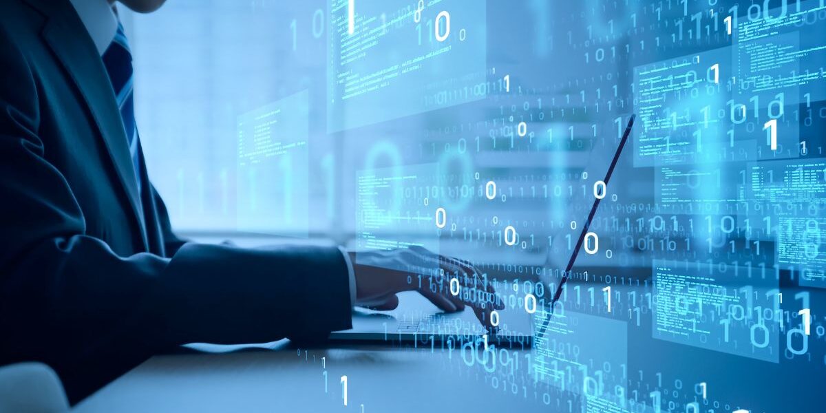 ¿Es difícil estudiar Ingeniería en Sistemas? ¿Es difícil estudiar Ingeniería en Sistemas? Estudiante trabajando en programación y resolución de problemas