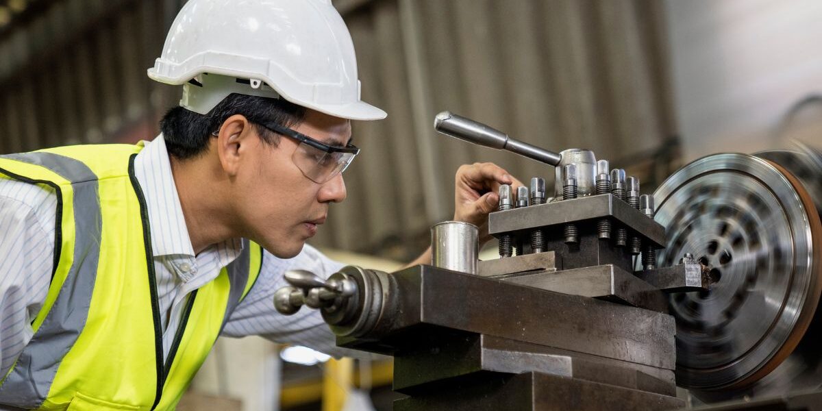 ¿Es difícil estudiar Ingeniería Industrial? Estudiante de Ingeniería Industrial resolviendo ejercicios de matemática y análisis de problemas complejos.
