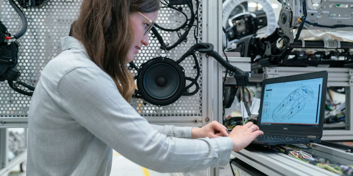 ¿Es difícil estudiar Ingeniería Mecánica? ¿Es difícil estudiar Ingeniería Mecánica? Estudiante resolviendo ejercicios de matemática y física