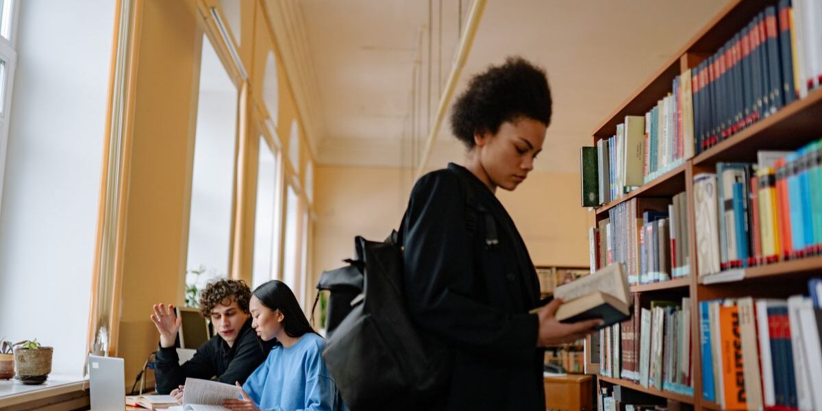 Estudiar Recursos Humanos: desafíos y formación ¿Es difícil estudiar Recursos Humanos? Estudiante analizando contenidos de comunicación, psicología laboral y gestión organizacional