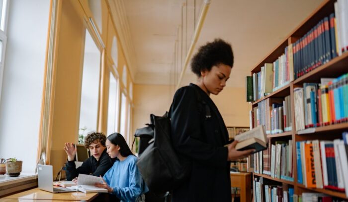 ¿Es difícil estudiar Recursos Humanos? Estudiante analizando contenidos de comunicación, psicología laboral y gestión organizacional