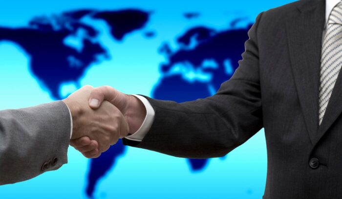 Estudiantes y profesionales de Comercio Internacional analizando oportunidades en mercados globales.