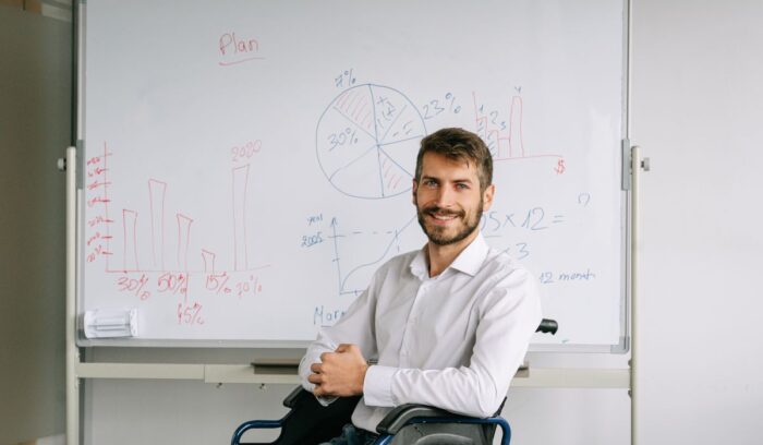 Estudiante de Economía analizando mercados, finanzas y datos económicos en una carrera con proyección profesional.