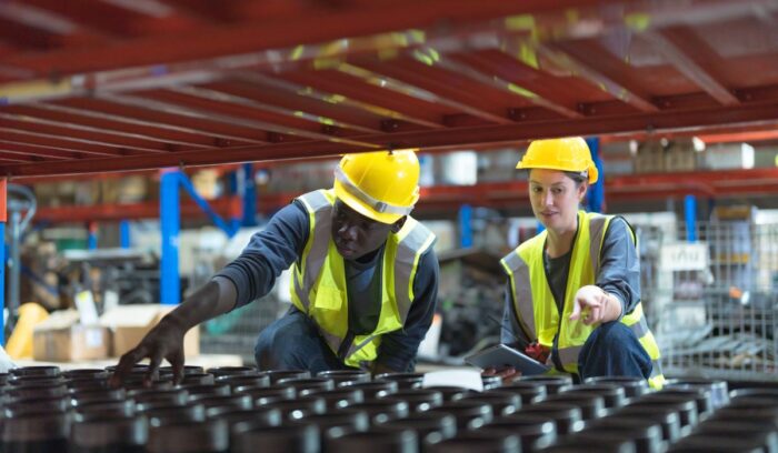 Estudiante analizando oportunidades laborales en Logística, una carrera con alta demanda profesional.