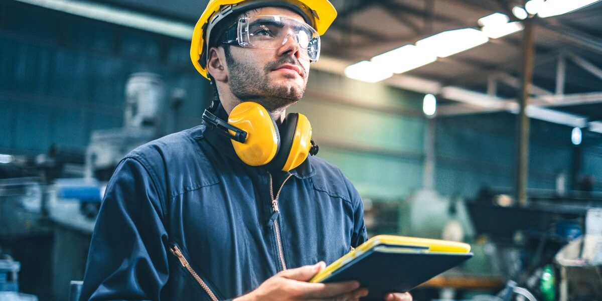 Ingeniero industrial analizando procesos y operaciones para mejorar la eficiencia en una empresa.