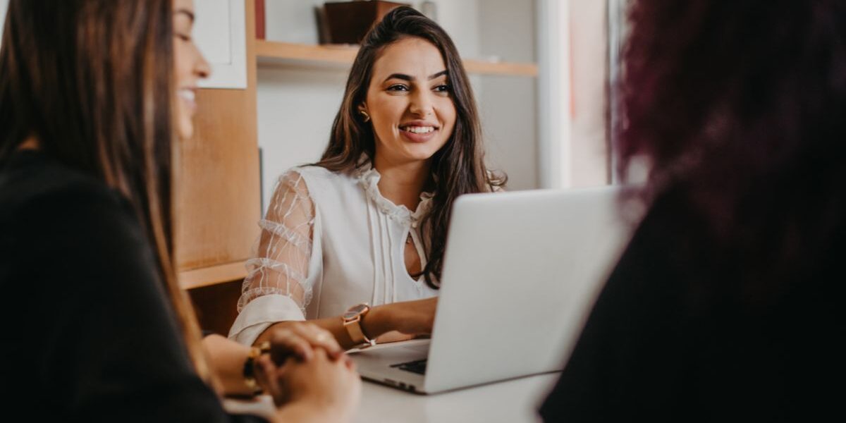 Licenciado en Marketing: funciones y ejemplos reales Licenciado en Marketing analizando consumidores y desarrollando estrategias comerciales para empresas