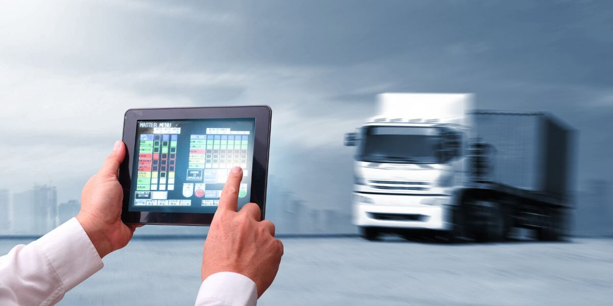 Comparación entre Logística y Comercio Internacional, dos carreras vinculadas al transporte y los negocios globales.