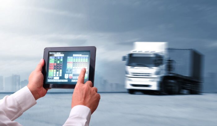 Comparación entre Logística y Comercio Internacional, dos carreras vinculadas al transporte y los negocios globales.