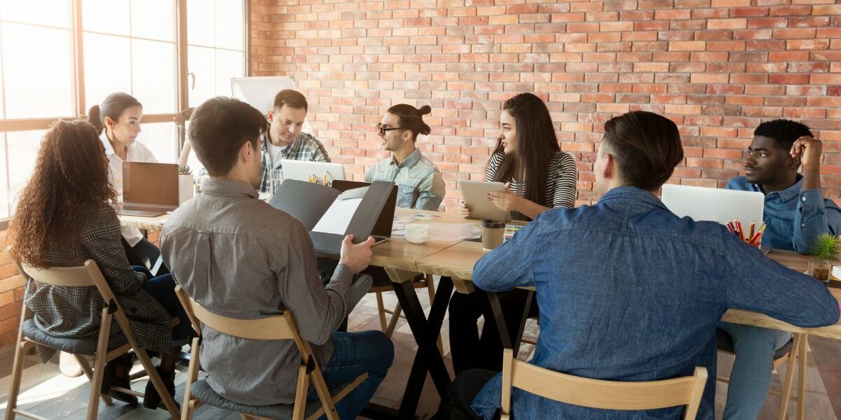 ¿Qué materias tiene la carrera de Marketing? Estudiantes aprendiendo marketing estratégico, investigación de mercado y publicidad