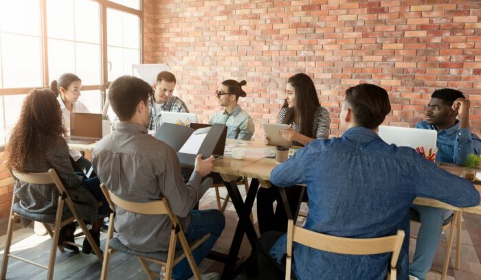 ¿Qué materias tiene la carrera de Marketing? Estudiantes aprendiendo marketing estratégico, investigación de mercado y publicidad