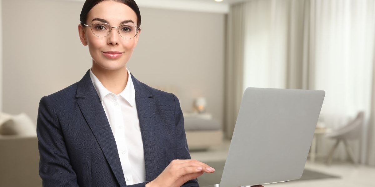 ¿Qué habilidades necesita un administrador de empresas? Profesional aplicando liderazgo, organización y pensamiento estratégico