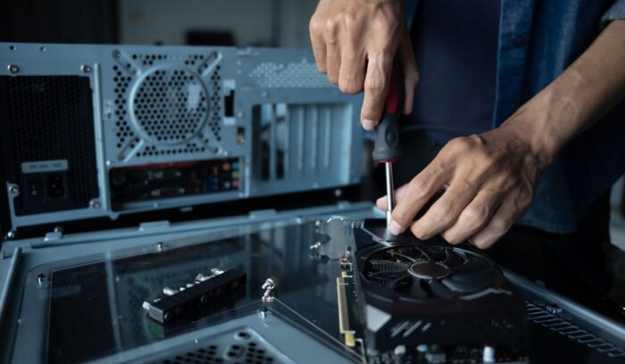 ¿Qué habilidades necesita un ingeniero en Sistemas? Profesional aplicando competencias tecnológicas y resolución de problemas
