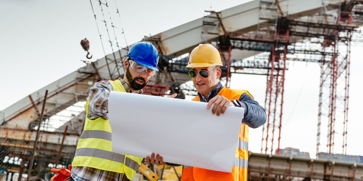 ¿Qué habilidades necesita un ingeniero industrial? Ingeniero industrial analizando datos y coordinando procesos para resolver problemas en una organización.