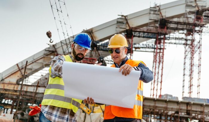 Ingeniero industrial analizando datos y coordinando procesos para resolver problemas en una organización.