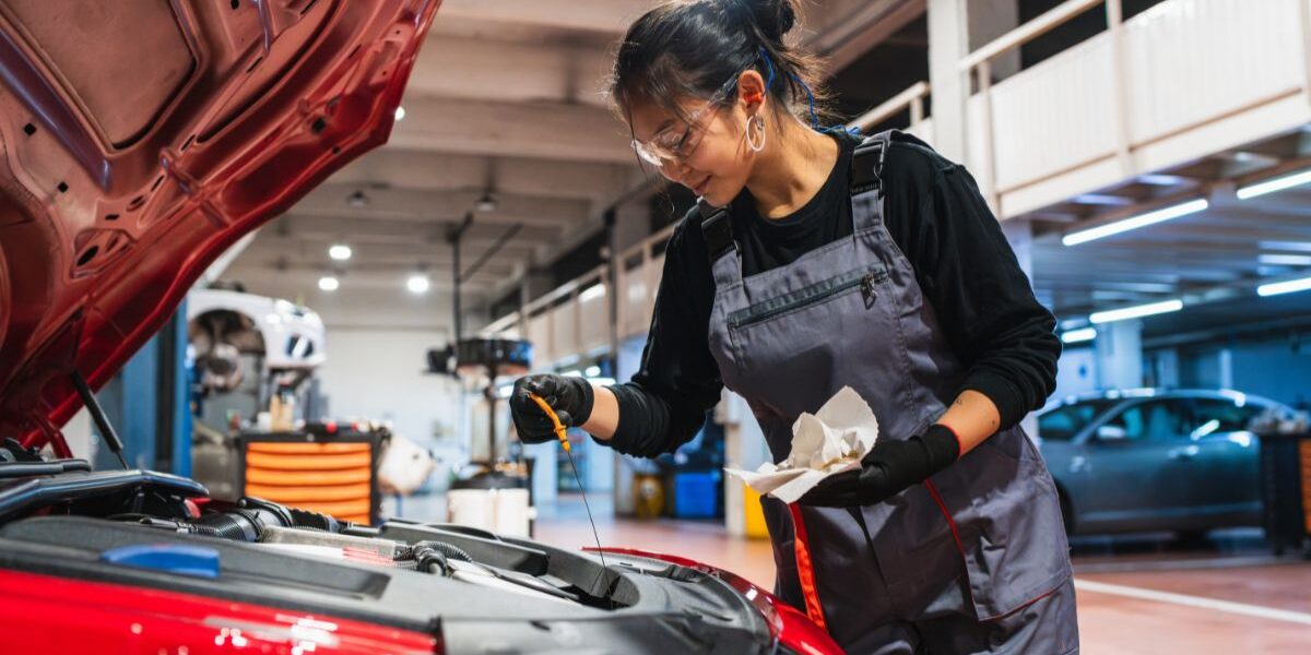 ¿Qué habilidades necesita un ingeniero mecánico? ¿Qué habilidades necesita un ingeniero mecánico? Profesional trabajando con herramientas de diseño y procesos industriales