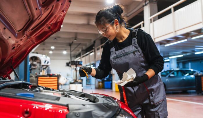 ¿Qué habilidades necesita un ingeniero mecánico? Profesional trabajando con herramientas de diseño y procesos industriales