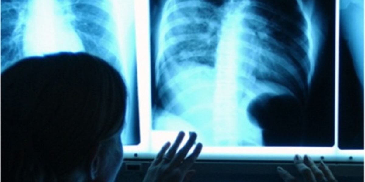 ¿Qué habilidades necesita un profesional de Bioimágenes? ¿Qué habilidades necesita un profesional de Bioimágenes? Especialista utilizando tecnología médica y atendiendo pacientes