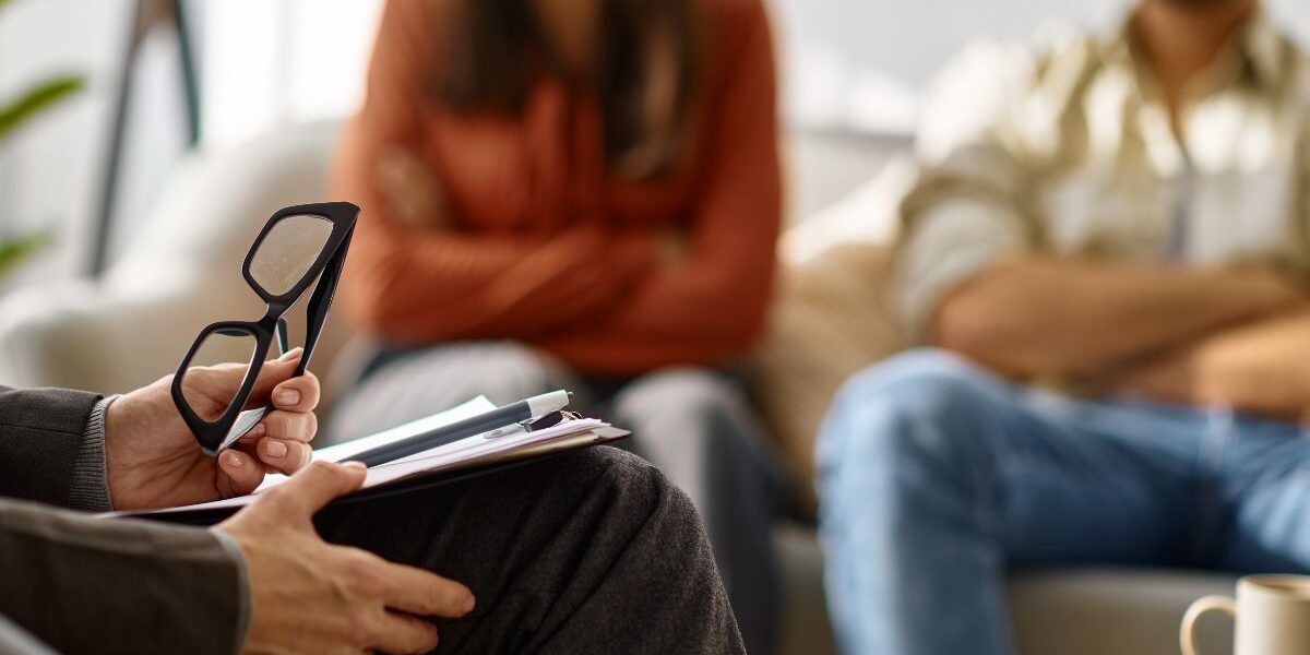 ¿Qué habilidades necesita un psicólogo? Profesional demostrando empatía, escucha activa y comunicación