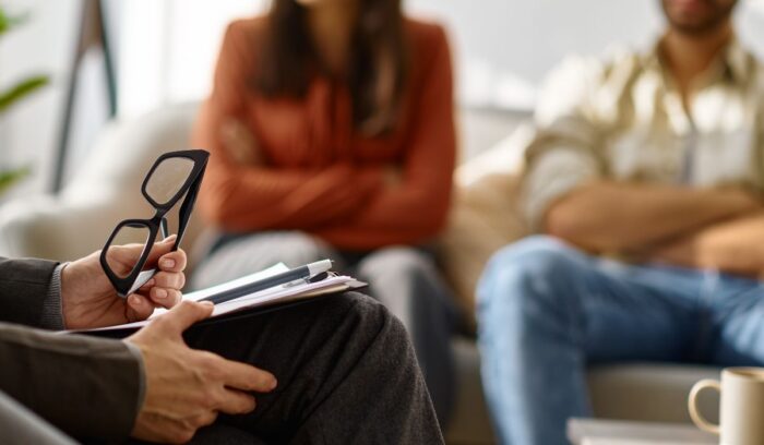 ¿Qué habilidades necesita un psicólogo? Profesional demostrando empatía, escucha activa y comunicación