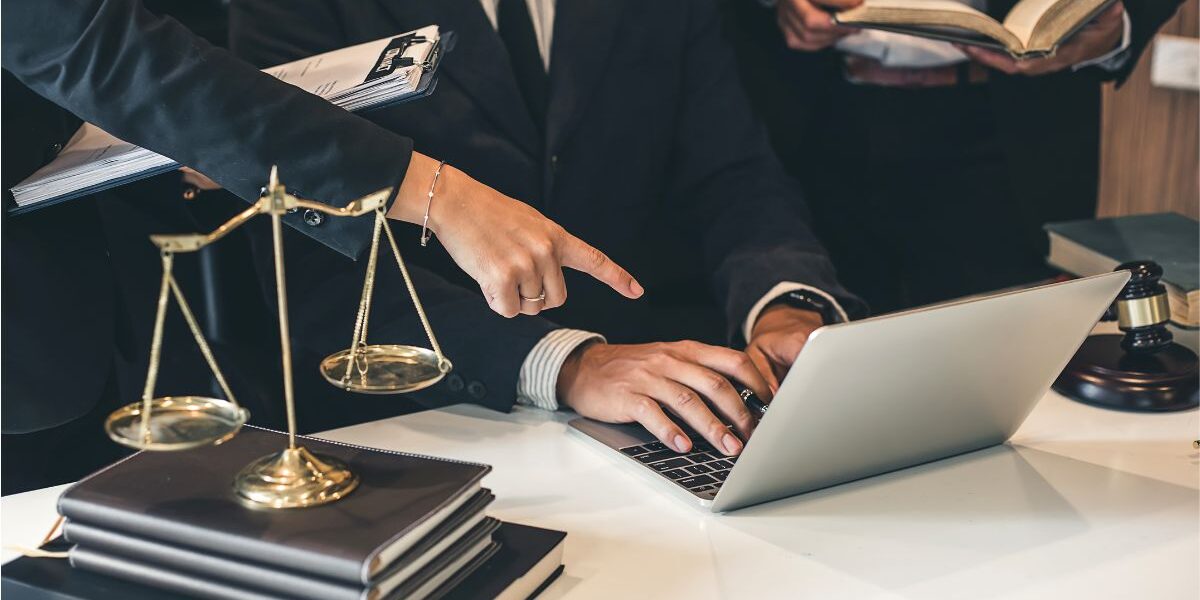 Abogado en Argentina asesorando a un cliente sobre temas legales y resolución de conflictos.