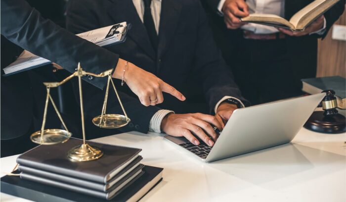 Abogado en Argentina asesorando a un cliente sobre temas legales y resolución de conflictos.