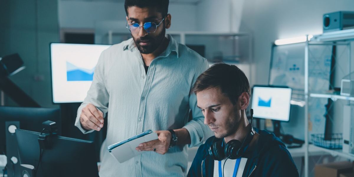 ¿Qué hace un ingeniero en Sistemas? Ingeniero en Sistemas desarrollando soluciones tecnológicas y sistemas informáticos para empresas