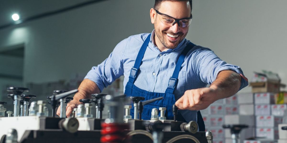 Ingeniero mecánico trabajando en el diseño y análisis de maquinaria industrial